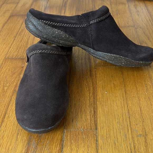 NWOT CLARKS ROSEVILLE DREW SUEDE CLOG DK BROWN COASTAL LAGENLOOK COMFORT CLASSIC - Picture 2 of 7